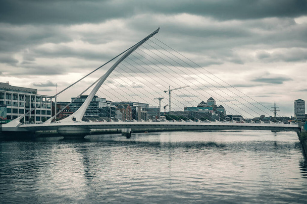 Міст через річку Ліффі в Дубліні, Ірландія. Ландшафт, брудні кольори. - Фото, зображення