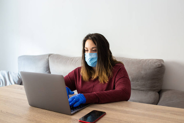 Lány telekommutáló maszk és kesztyű otthonról a bezárás - Fotó, kép