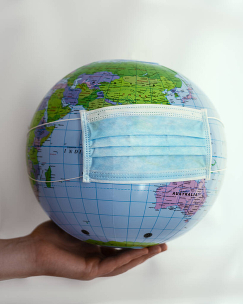 Globe avec de l'argent couvert de masque respiratoire - Covid 19
 - Photo, image