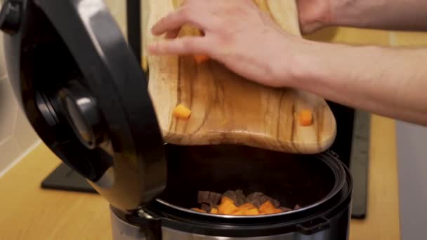 a man cooks the beef, add the carrot into the dish - Záběry, video