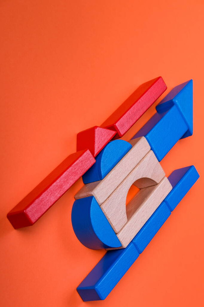 Barevné různé tvary stavební bloky dětské hračky pro hraní a vzdělávací účel v červené, modré, oranje izolované pozadí - Fotografie, Obrázek