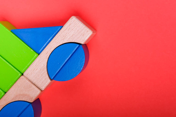 Barevné různé tvary stavební bloky dětské hračky pro hraní a vzdělávací účel v červené, modré, oranje izolované pozadí - Fotografie, Obrázek