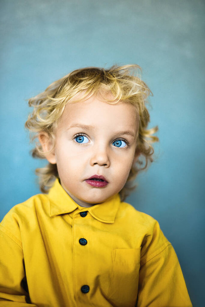 Imádnivaló, édes kisfiú, arany hajjal és kék szemekkel. - Fotó, kép