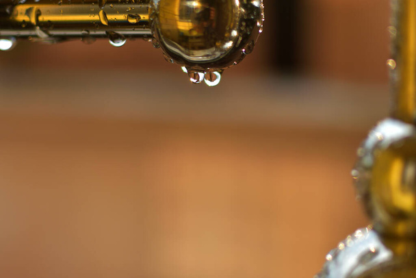 Капли хрустальной дождевой воды капают из металлического бара в дождливый день. абстрактная рамка стальных перил
. - Фото, изображение