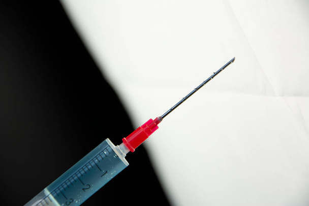 O agente de saúde prepara uma vacina. Seringa com agulha hipodérmica, close-up. Conceito médico
 - Foto, Imagem