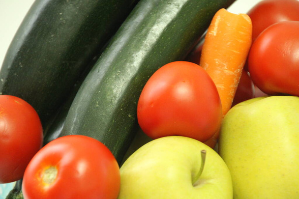 Légumes et fruits sur un plateau
 - Photo, image
