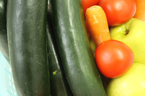Légumes et fruits sur un plateau
 - Photo, image