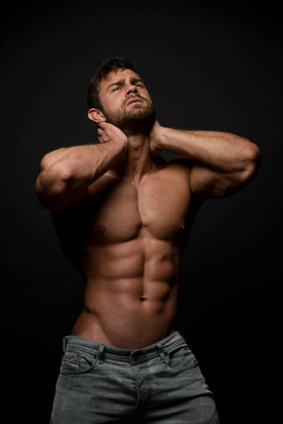 Fitness modelo masculino en estudio - Foto, imagen