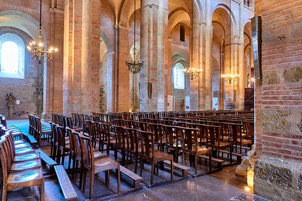 TOULOUSE, FRANCJA - 12 marca 2018: Bazylika św Sernina (Bazylika św Sarnina) jest byłym kościołem opactwa św Saturnina. W 1998 roku bazylika została wpisana na listę światowego dziedzictwa UNESCO.. - Zdjęcie, obraz