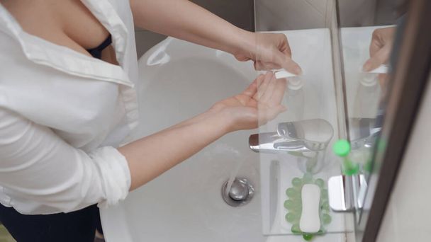 Woman Apply Liquid Soap On The Palm Of Her Hand - Foto, afbeelding