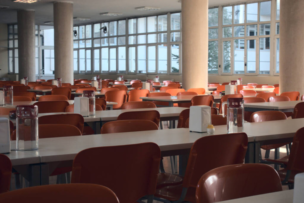 Порожні місця в університетських кафетеріях після скасування шкіл щодо ковадла 19
 - Фото, зображення