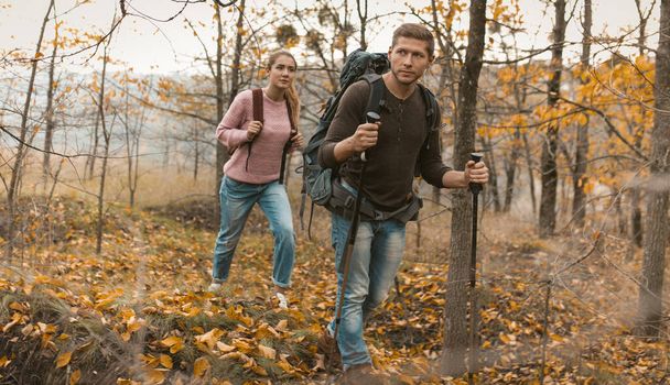 Muž a žena pěší turistika v podzimní přírodě - Fotografie, Obrázek