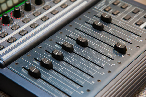 El panel de control en el estudio. Equipos en radiodifusión - Foto, Imagen