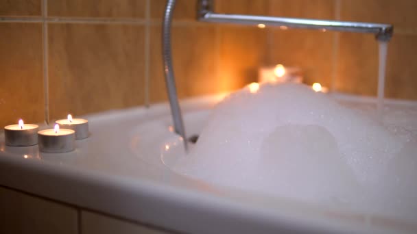 Ванна з свічками, гаряча вода в ванні, піна, романтична атмосфера
 - Кадри, відео