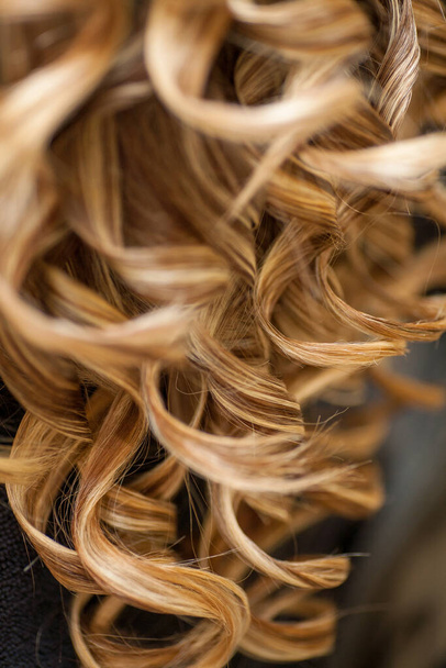 Kadeřník curling blondýny ženy vlasy - Fotografie, Obrázek