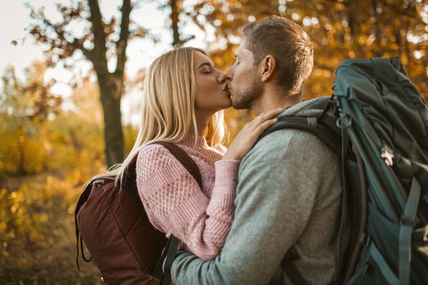 Kiss Of Young Couple In Autumn Forest - Fotografie, Obrázek