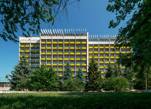 Pyatigorsk, Rusia - 27 de junio de 2019: Sanatorio Militar Central, edificio del brutalismo de la era del modernismo soviético
 - Foto, imagen