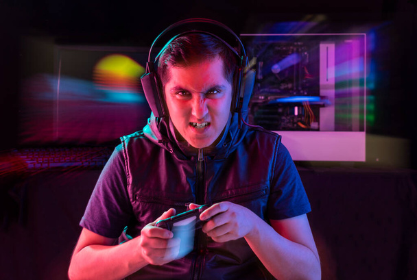 Выражение. Молодой человек играет в видеоигры с разными выражениями лица
 - Фото, изображение