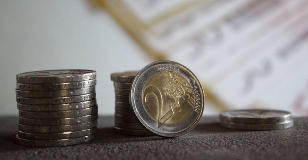 2 moedas e notas de euro - riqueza
 - Foto, Imagem