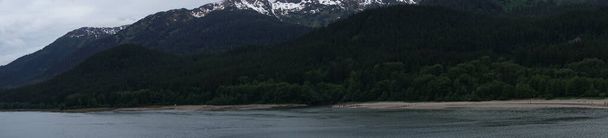 krajobraz górski ze śnieżnymi szczytami na Alasce, Stany Zjednoczone Ameryki - Zdjęcie, obraz