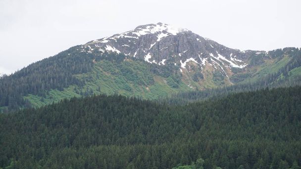 paisaje de montañas con picos nevados en Alaska, Estados Unidos
 - Foto, imagen