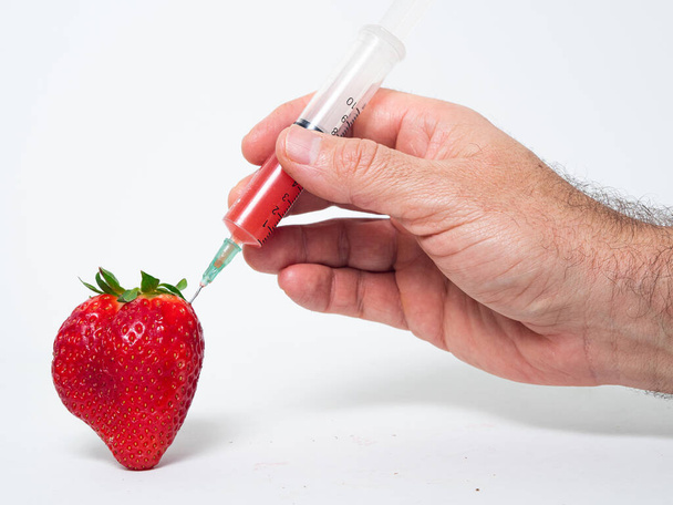 šťáva extrahovaná injekční stříkačkou z přírodní jahody - Fotografie, Obrázek