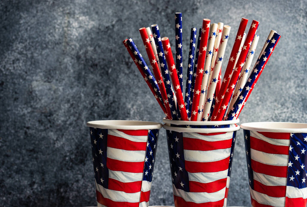 Concept de table avec 4 juillet ou fête de l'indépendance des États-Unis avec drapeaux sur fond concret avec espace de copie
 - Photo, image