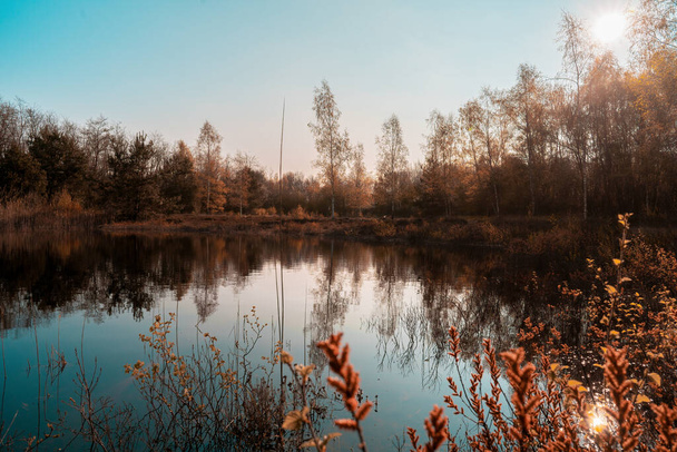 Sol en colorido estado de ánimo en un lago
 - Foto, imagen