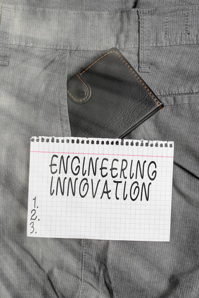 Концептуальный почерк, показывающий инженерные инновации. Процесс, выраженный в логике и математической форме Маленький бумажник в переднем кармане брюк рядом с нотной бумагой
. - Фото, изображение