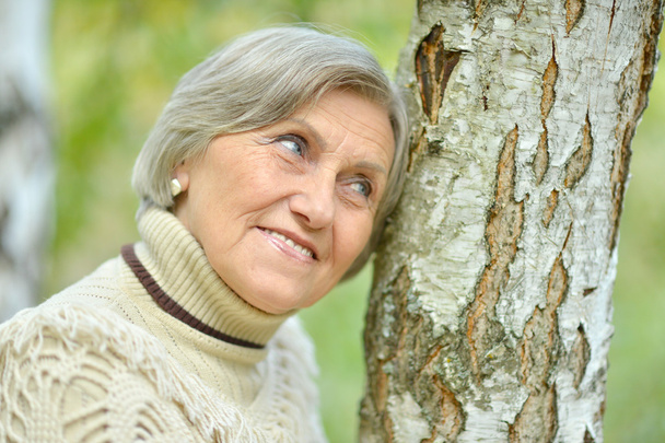 Senior woman by the tree - Zdjęcie, obraz