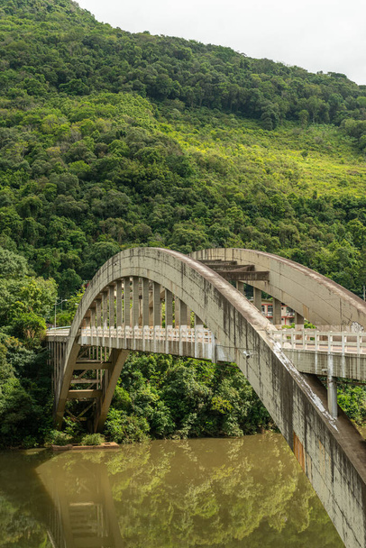 Bento Goncalves, Rio Grande do Sul, Brésil, le 19 novembre 2017. Ville connue comme la capitale brésilienne du vin. Sur cette photo, le pont Ernesto Dornelles sur la rivière Antas
 - Photo, image
