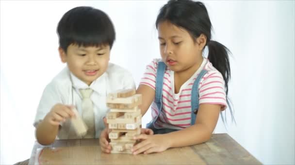Duas crianças jogando jogo de caixa de madeira no fundo branco
, - Filmagem, Vídeo