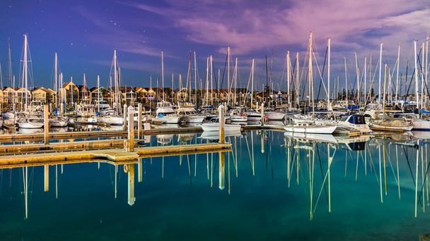 Veleros amarrados en una tranquila bahía por la noche, larga exposición, Australia
 - Foto, Imagen