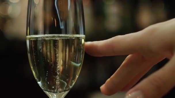 Weibliche Hand berührt ein Glas Wein - Filmmaterial, Video