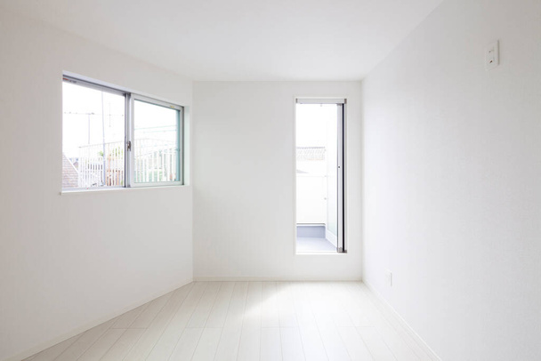 Espaço de estar em um apartamento recém-construído sem móveis
 - Foto, Imagem