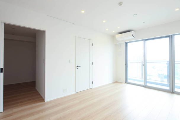 Житловий простір в новозбудованій квартирі без меблів
 - Фото, зображення