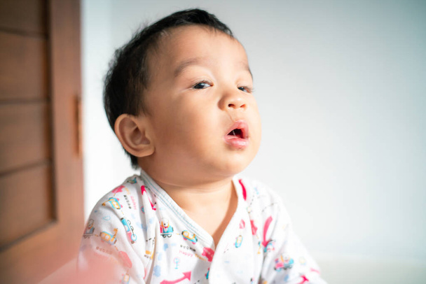 Asiático bebé niño estaba enfermo mocos que fluyen de la nariz, Boy obtener frío
 - Foto, Imagen