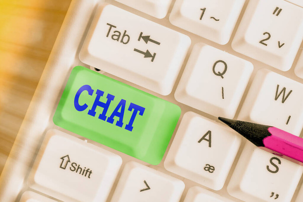 Tekstiä kirjoittava teksti Chat. Liiketoimintakonsepti osallistua keskusteluun, johon kuuluu viestien lähettäminen internetissä
. - Valokuva, kuva
