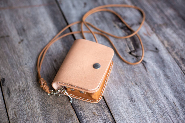 Bolso de bolso de cuero curtido vegetal cinturón bolsillo en bolso hecho a mano de madera
 - Foto, imagen