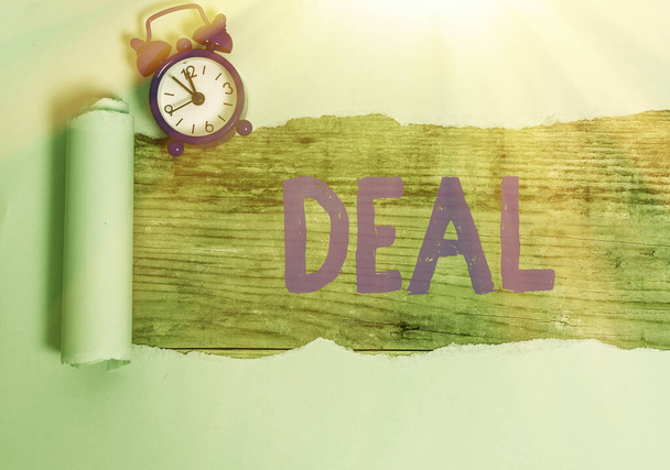 Textzeichen mit Deal. konzeptionelles Foto am kommerziellen Handel eines bestimmten Produkts teilnehmen, das sich mit. - Foto, Bild