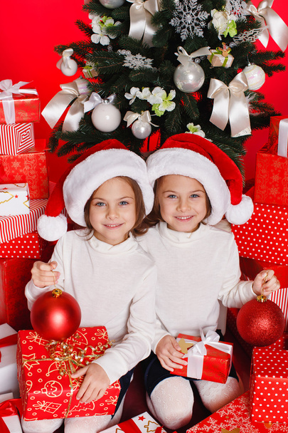 Twins and Christmas presents - Foto, afbeelding