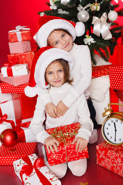 Twins and Christmas presents - Foto, afbeelding