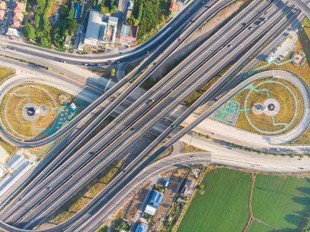 Вид с воздуха город trasnsport развязки дороги с автомобилем
 - Фото, изображение
