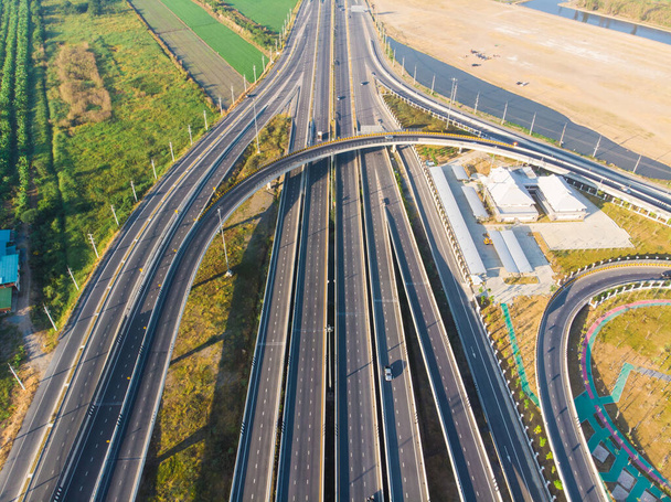 Autosnelweg knooppunt stad weg 4 rijstrook luchtfoto in de ochtend scene - Foto, afbeelding
