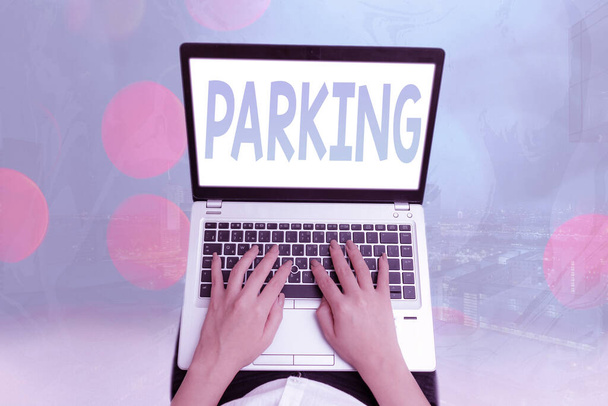 Escritura a mano conceptual que muestra Parking. Texto de la foto de negocios dejando un vehículo en un lugar en particular durante un período de tiempo
. - Foto, imagen