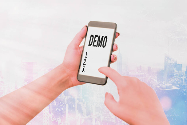 Γράφοντας κείμενο λέξη Demo. Επιχειρηματική ιδέα για επίδειξη του προϊόντος τεχνικές και δυνατότητες δημόσια συνεδρίαση. - Φωτογραφία, εικόνα