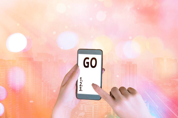 Текстовый знак, показывающий Go. Концептуальная фотография для перемещения или путешествия куда-то, чтобы сделать что-то Оставьте или уйти
. - Фото, изображение