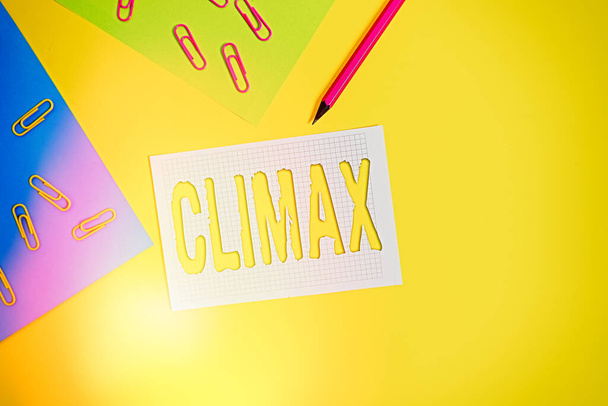 Szövegírás Climax. Üzleti koncepció a fejlesztés vagy a felbontás legmagasabb vagy legintenzívebb pontjára Üres papírlapok négyzet alakú notebook ceruza klipek egyszerű színes háttér. - Fotó, kép