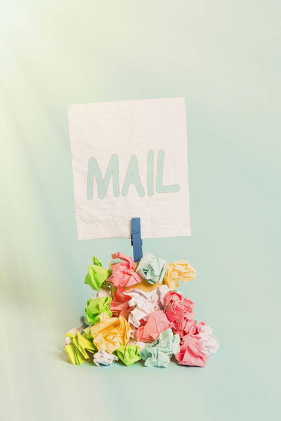 Γράφοντας σημείωμα που δείχνει Mail. Επαγγελματική φωτογραφία εμφανίζοντας επιστολές ή δέμα που αποστέλλονται ή παραδίδονται μέσω του ταχυδρομικού συστήματος Υπενθύμιση σωρό χρωματισμένο τσαλακωμένο χαρτί clothespin ξύλινο χώρο. - Φωτογραφία, εικόνα