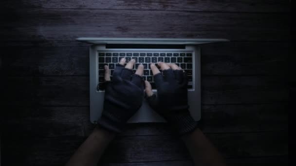 hacker χέρι κλέβει δεδομένα από το φορητό υπολογιστή τη νύχτα  - Πλάνα, βίντεο